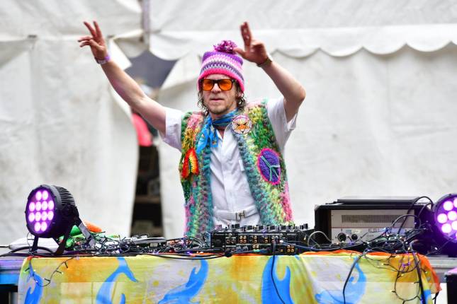 STARFUNKLE DANCING DJ